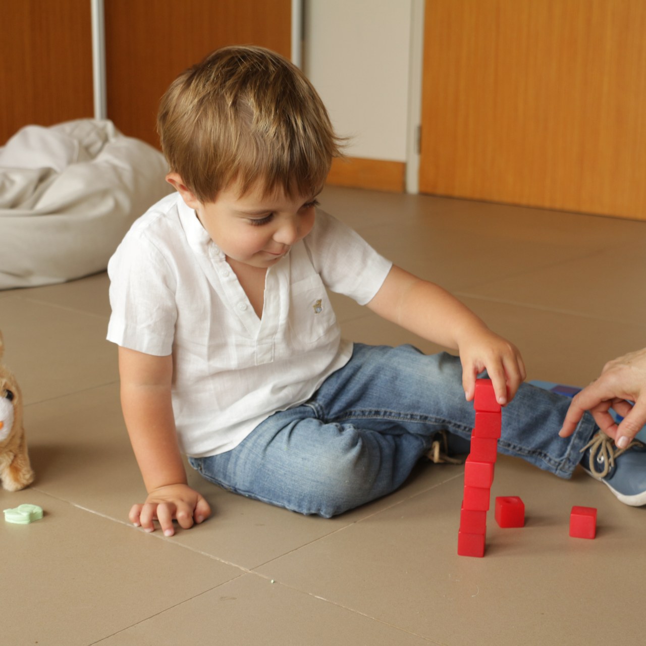 Niño participando en sesión de terapia individualizada